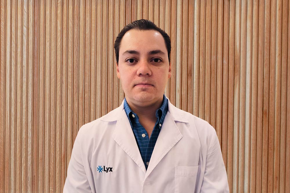 Dr. Adrián M. Martínez